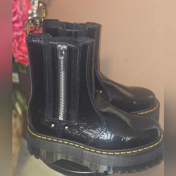 NWOB Dr. Martens 2976 Max Distressed Leather Platform Chelsea Boot - Black - Picture 4 of 6